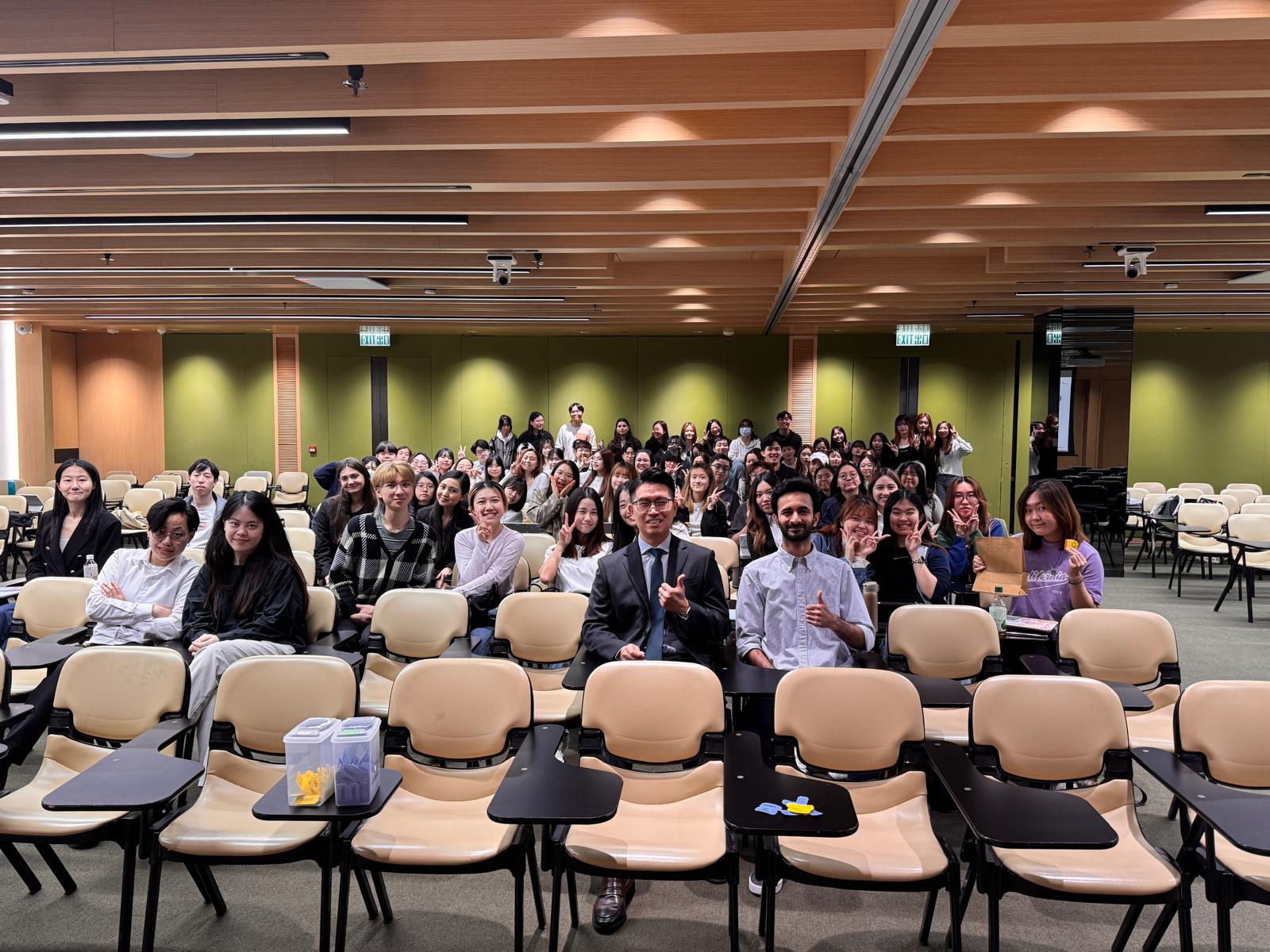 Concluded teaching of the Strategic Management bachelor's course with Dr Kim - Group photo with the students